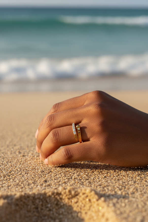 Bague Alena - main femme africaine plage