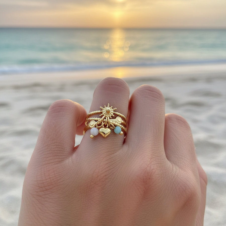 Bague dorée 3 anneaux perlés charms soleil cœur turquoise – lifestyle plage