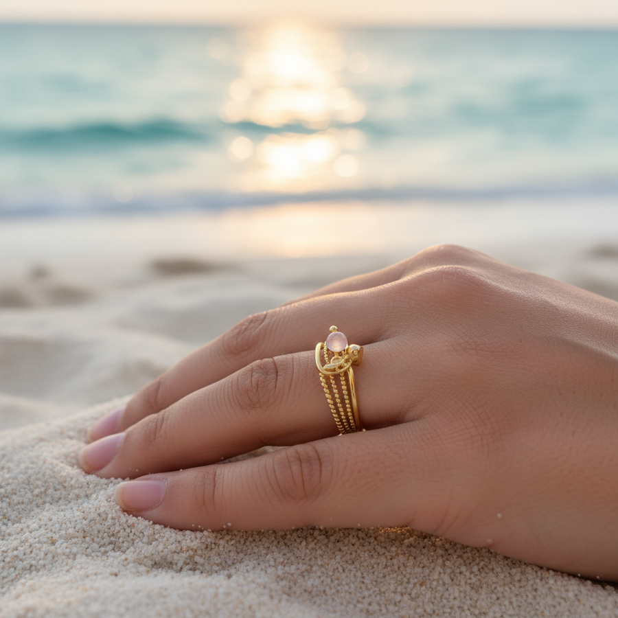 Bague dorée 3 anneaux torsadés perlés cristal quartz rose – lifestyle plage