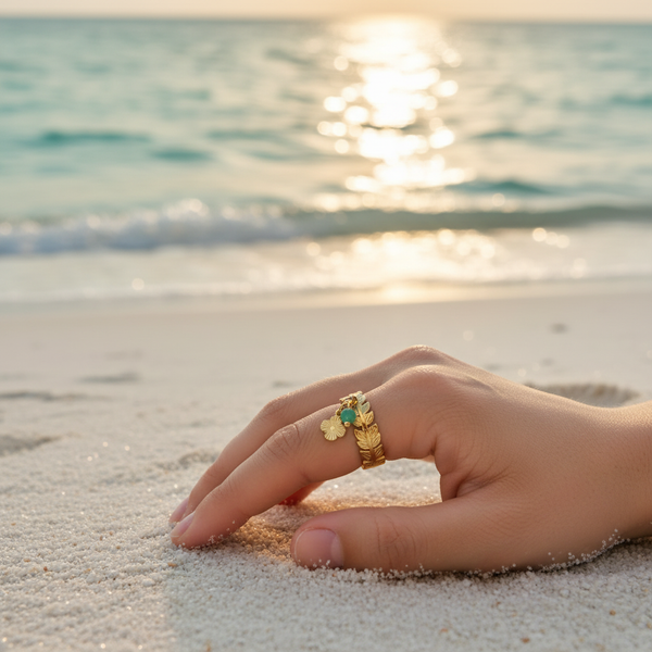 Bague dorée anneau feuilles laurier charms perle turquoise & soleil pendants – lifestyle plage