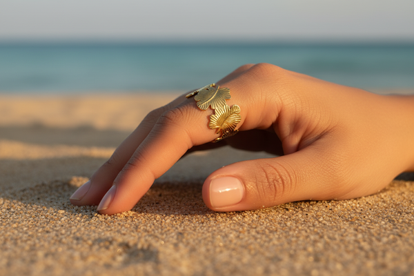 Bague feuilles dorées - main mannequin à la plage