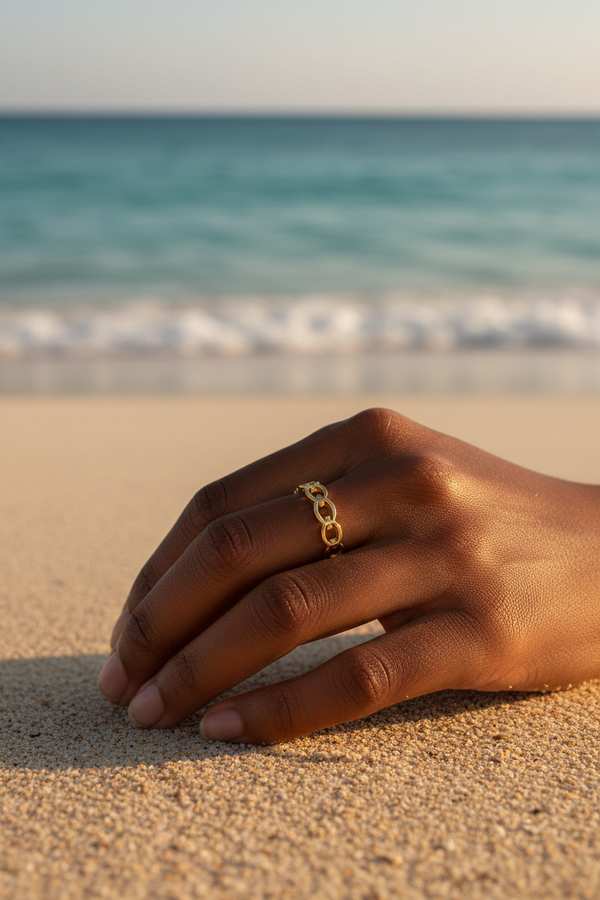 Bague Zoe - main femme africaine plage