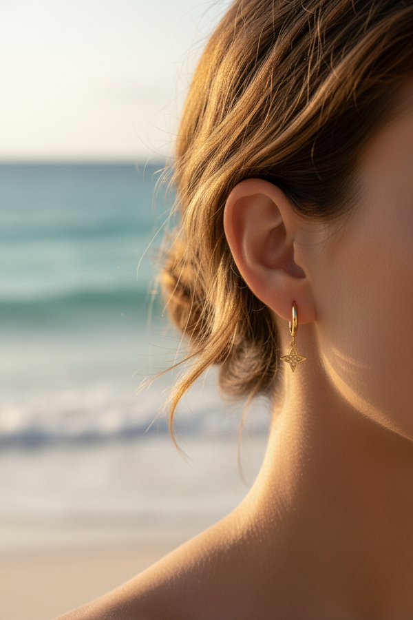 Boucles d'oreilles – Créoles dorées & étoile pendante – lifestyle plage