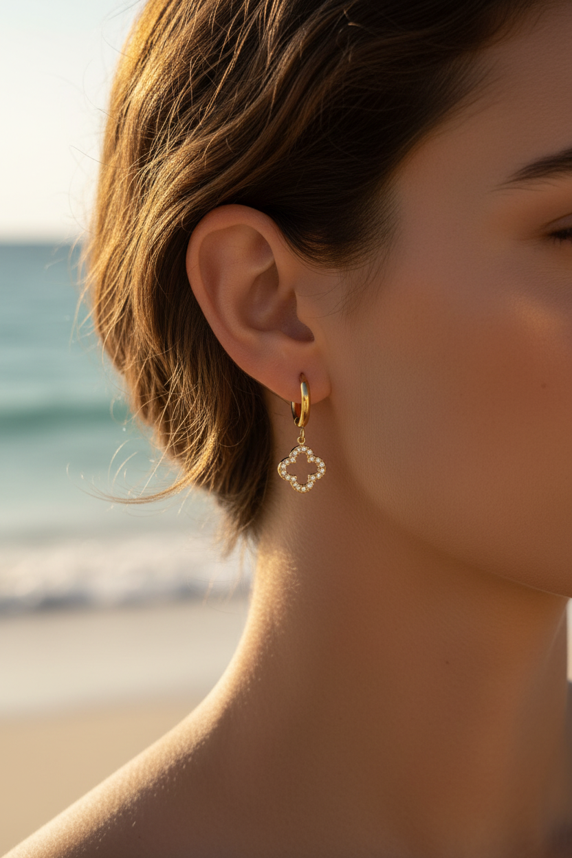 Boucles d'oreilles – Créoles dorées & trèfle pavé cristaux – lifestyle plage