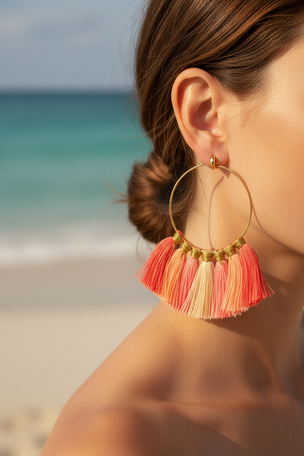 Boucles d'oreilles – Grandes créoles dorées & 7 pompons corail/saumon/crème
