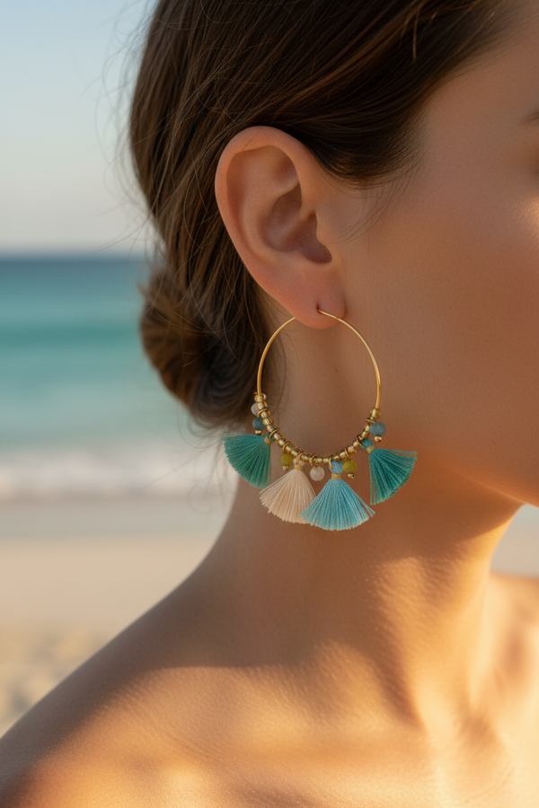 Boucles d'oreilles – Grandes créoles dorées & perles seed & 5 pompons turquoise/crème