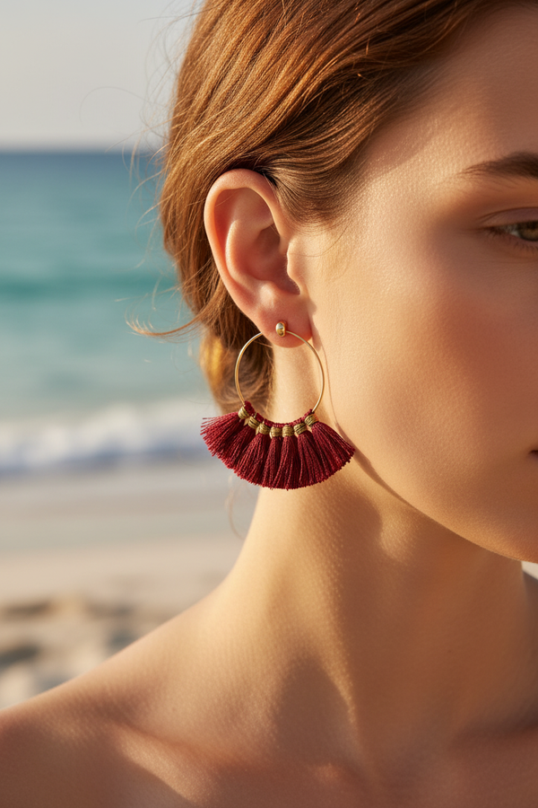 Boucles d'oreilles – Petites créoles dorées & pompons bordeaux courts – lifestyle plage