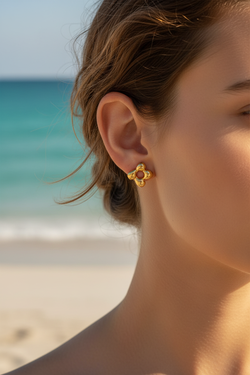 Boucles d'oreilles – Puces fleur 4 pétales bombés dorés – lifestyle plage
