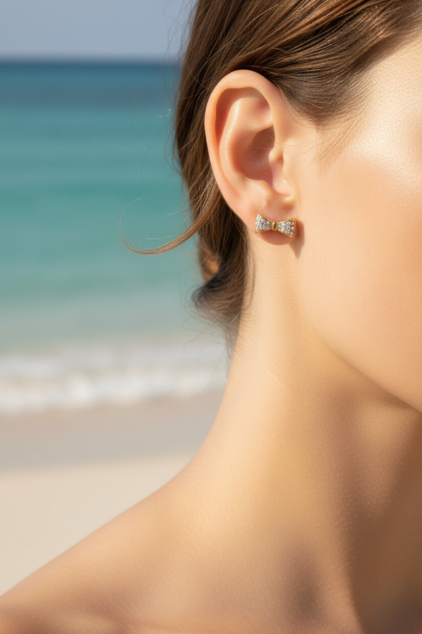 Boucles d'oreilles – Puces nœud papillon pavé cristaux blancs – lifestyle plage