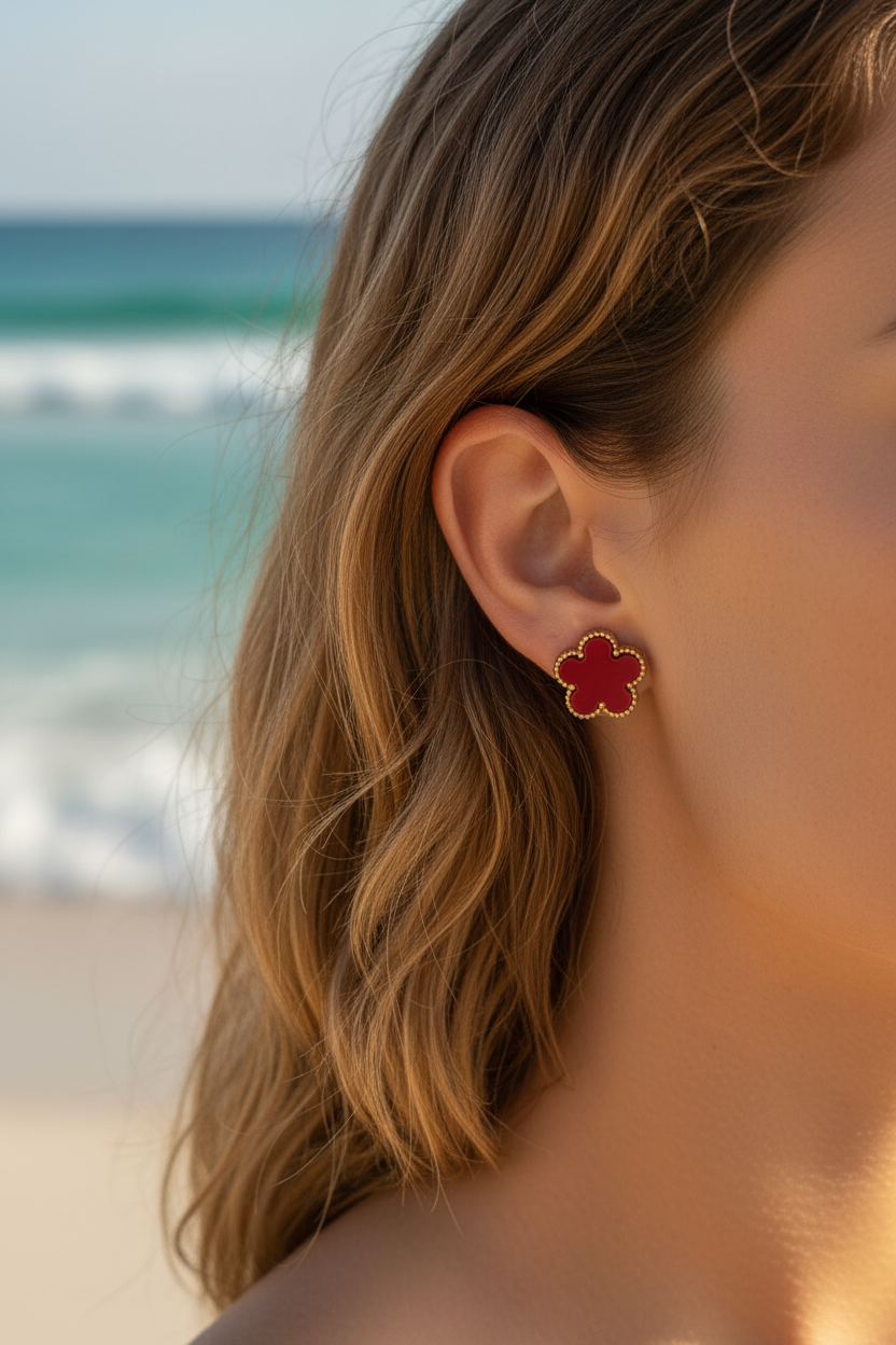 Boucles d'oreilles – Puces trèfle cornaline rouge & contour billes dorées – lifestyle plage
