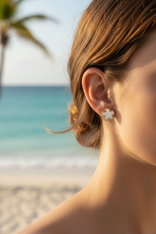 Boucles d'oreilles – Puces trèfle nacre blanche irisée & contour billes dorées – lifestyle plage