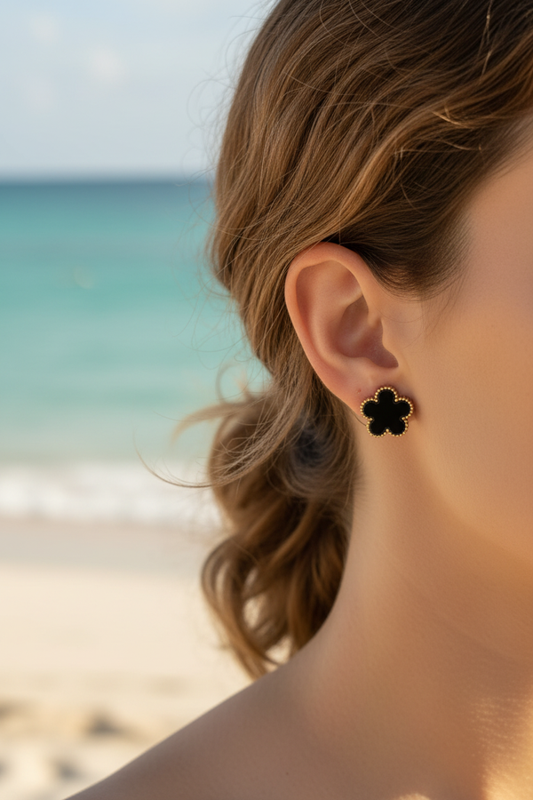 Boucles d'oreilles – Puces trèfle onyx noir & contour billes dorées – lifestyle plage