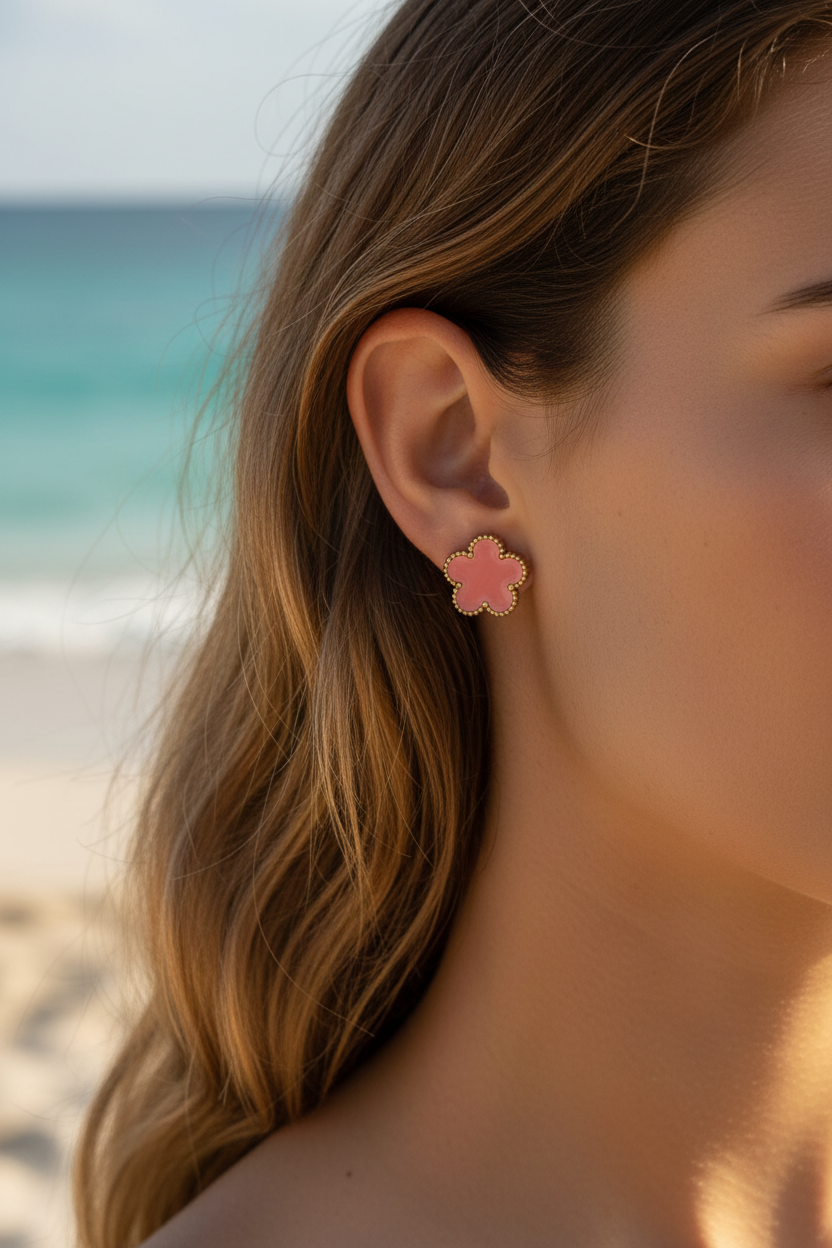 Boucles d'oreilles – Puces trèfle pierre rose saumon & contour billes dorées – lifestyle plage