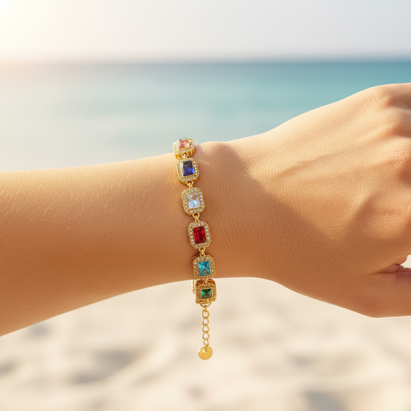 Bracelet chaîne dorée maillons carrés pierres multicolores & halo pavé micro-cristaux – lifestyle plage