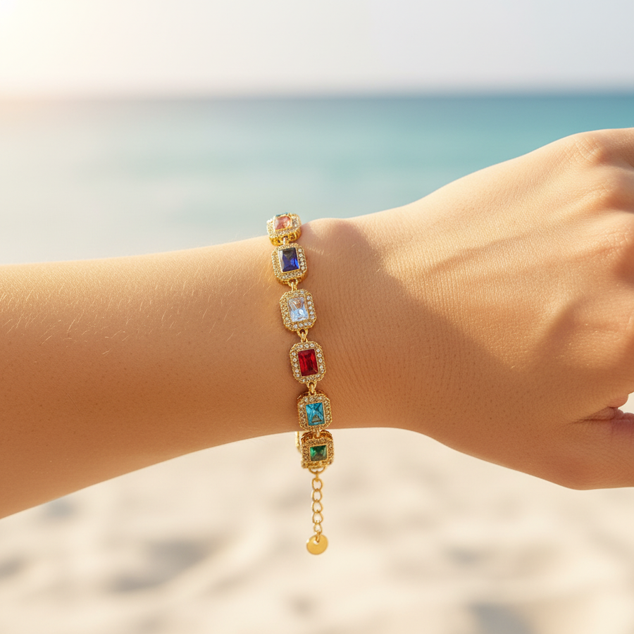 Bracelet chaîne dorée maillons carrés pierres multicolores & halo pavé micro-cristaux – lifestyle plage