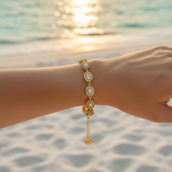 Bracelet chaîne dorée maillons ovales cristal & halo pavé micro-cristaux – lifestyle plage