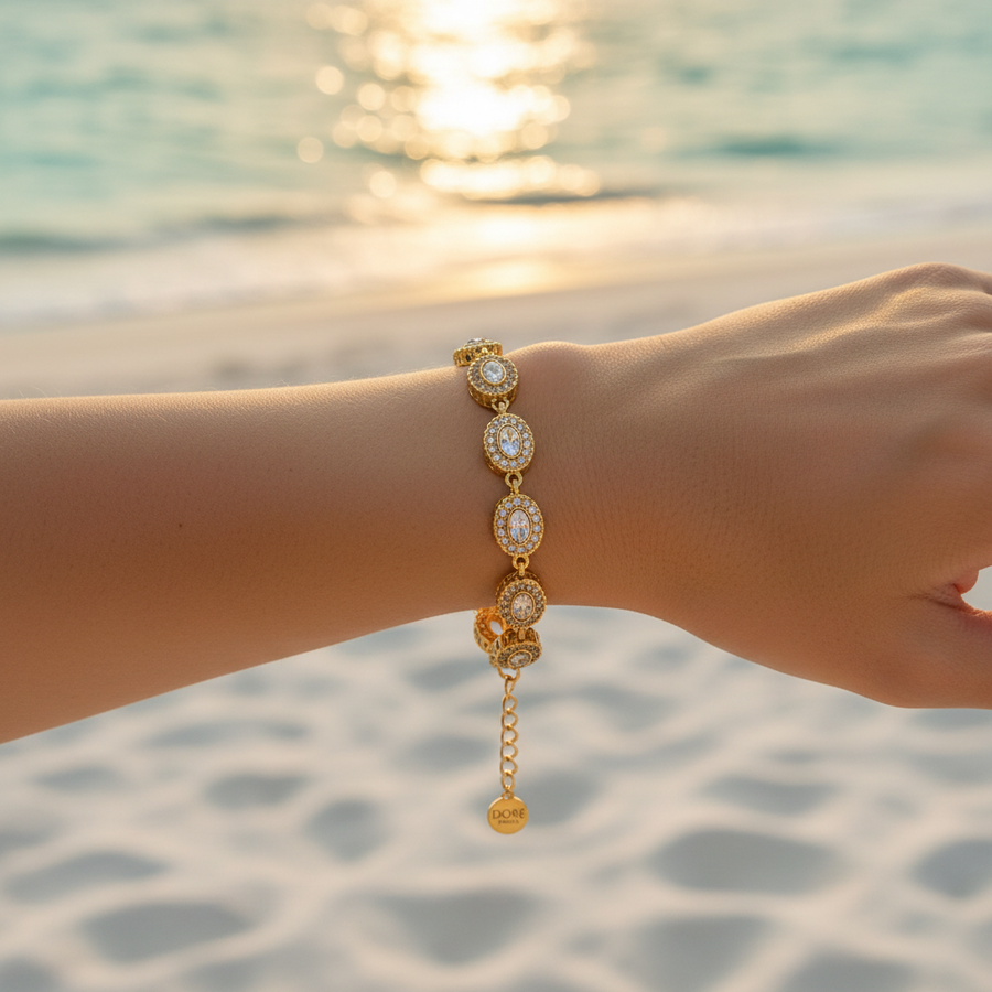 Bracelet chaîne dorée maillons ovales cristal & halo pavé micro-cristaux – lifestyle plage