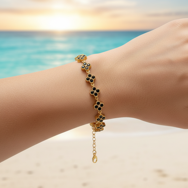 Bracelet chaîne dorée maillons trèfles pavé cristaux noirs onyx – lifestyle plage
