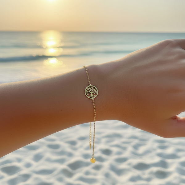 Bracelet chaîne fine dorée charm arbre de vie tronc droit sans racines – lifestyle plage