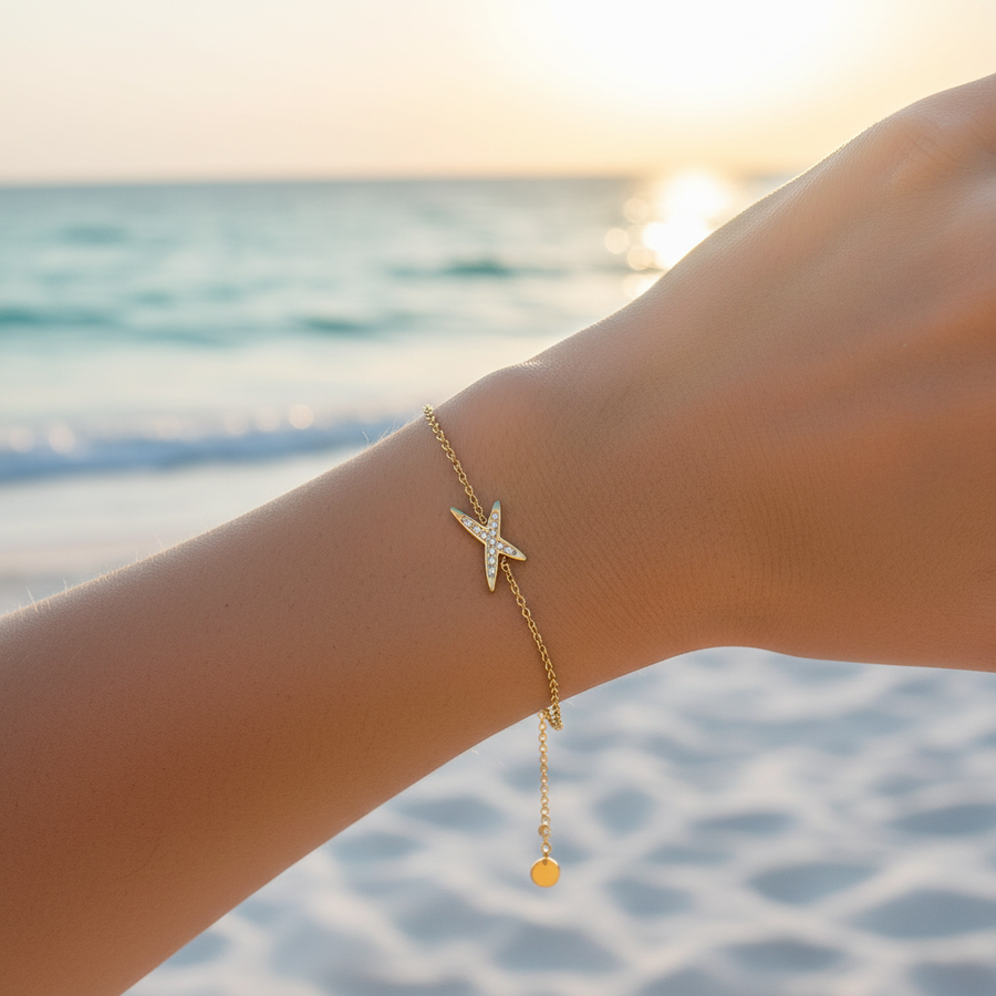 Bracelet chaîne fine dorée charm X pavé cristaux blancs – lifestyle plage