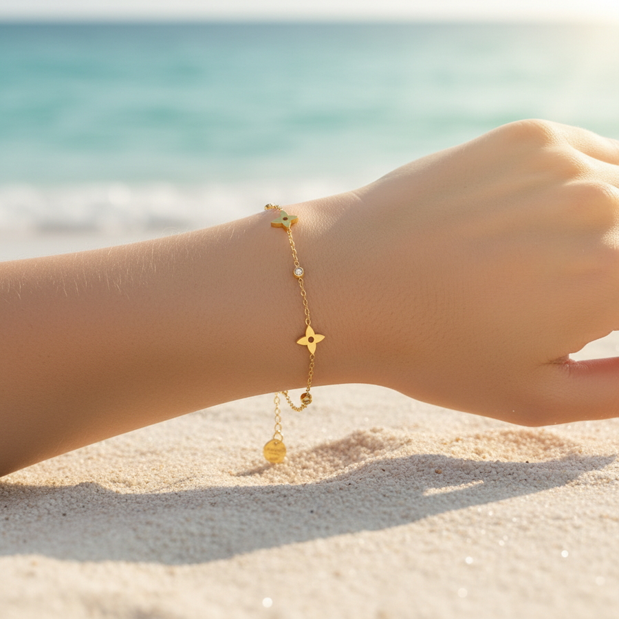 Bracelet chaîne fine dorée fleurs 4 pétales & cristaux bezel & chaîne extension – lifestyle plage