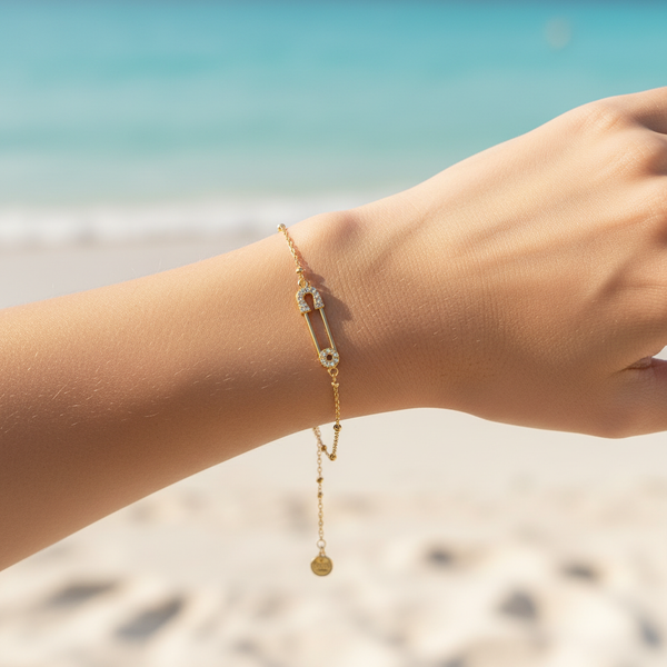 Bracelet chaîne fine dorée perles stations charm épingle à nourrice pavé cristaux – lifestyle plage