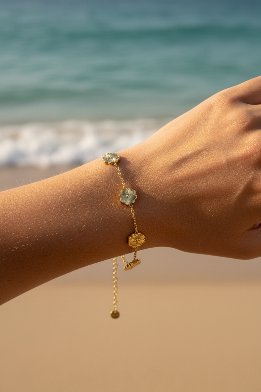 Bracelet fleurs dorées - poignet plage