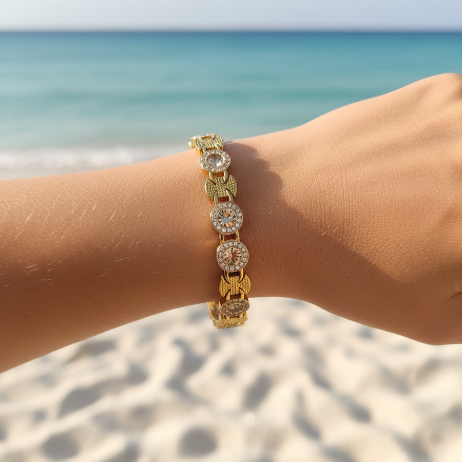 Bracelet jonc doré médaillons ronds cristal halo pavé & connecteurs X arbre de vie – lifestyle plage