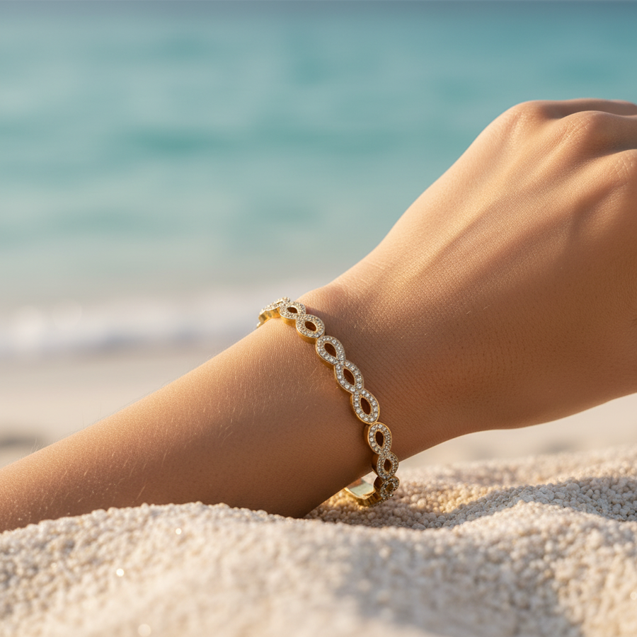 Bracelet jonc doré symboles infini pavé cristaux champagne – lifestyle plage