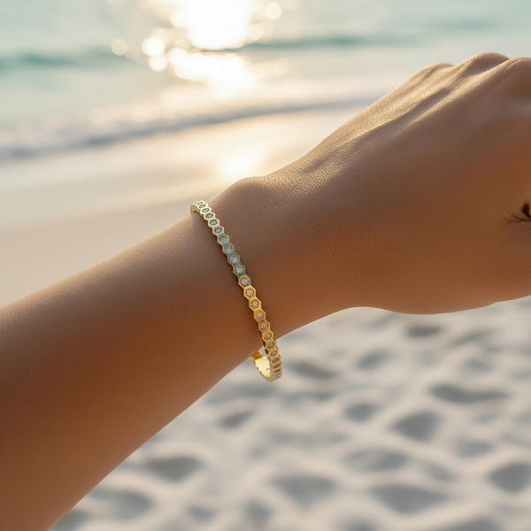 Bracelet jonc fin doré nid d'abeille & micro-diamants bezel subtils – lifestyle plage