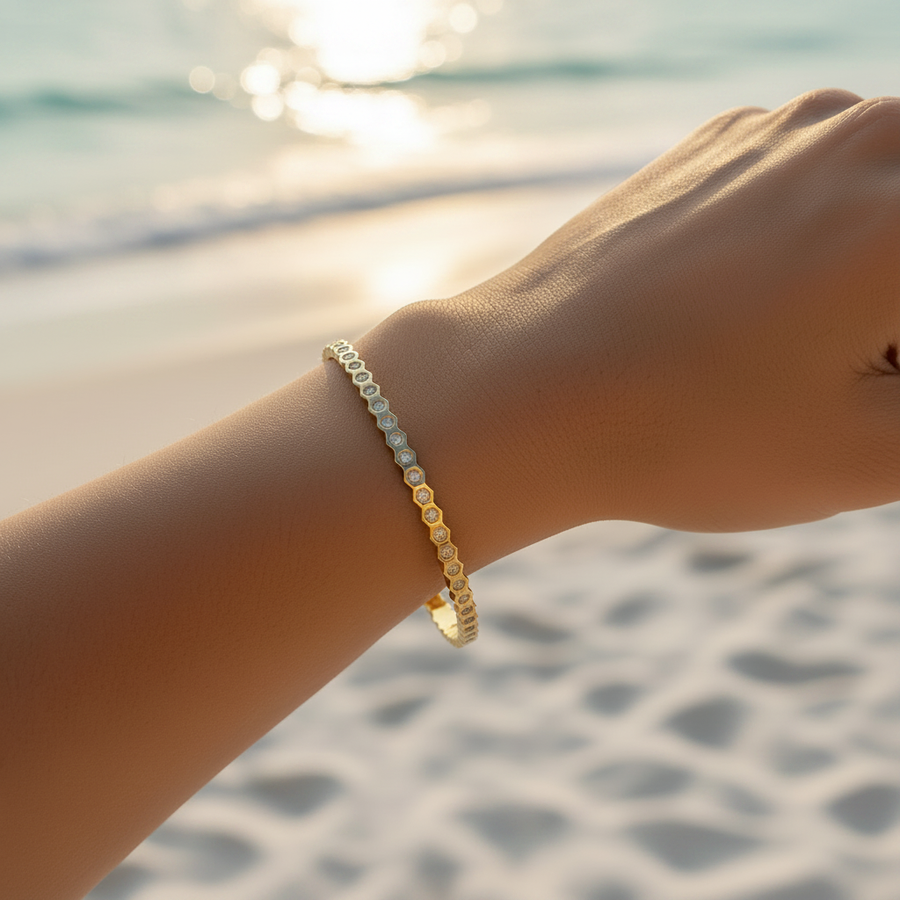 Bracelet jonc fin doré nid d'abeille & micro-diamants bezel subtils – lifestyle plage