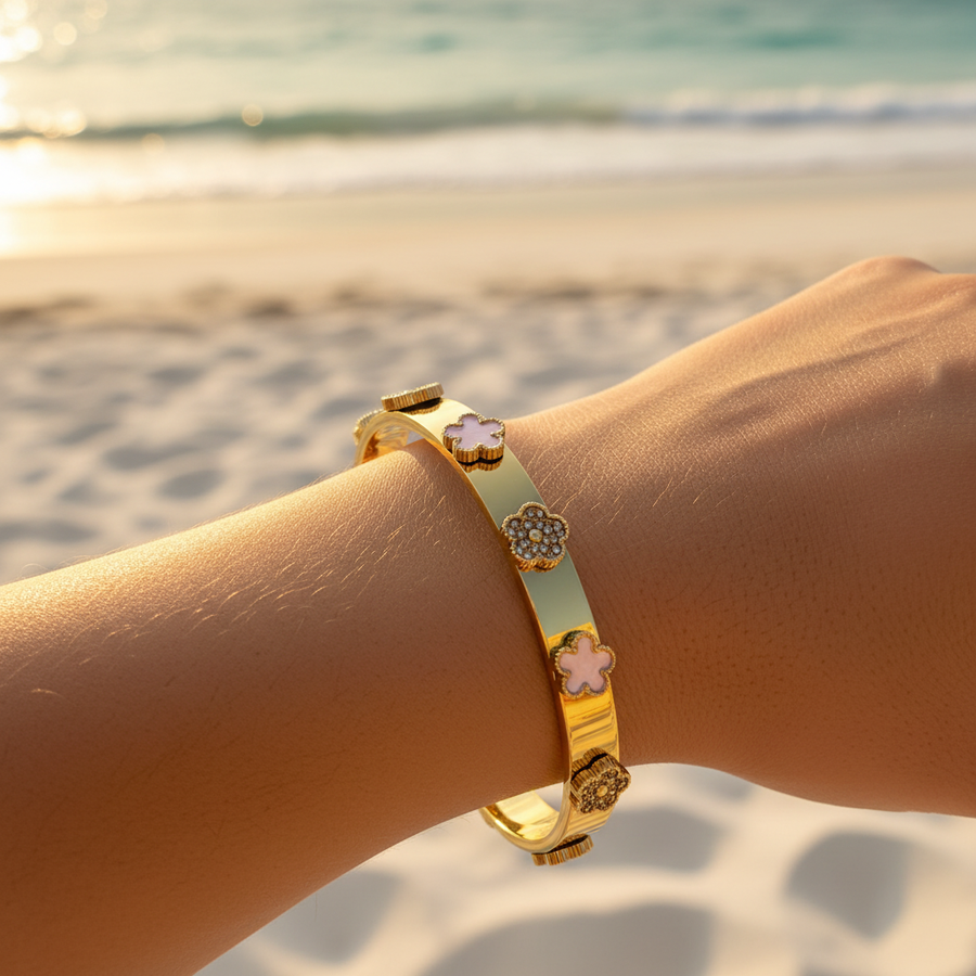 Bracelet jonc large doré & trèfles alternés nacre rose/pavé cristaux dorés – lifestyle plage