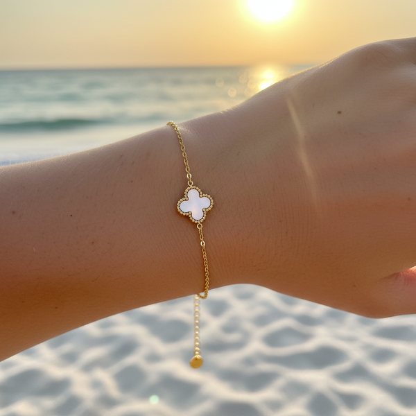 Bracelet trèfle émail blanc nacré – lifestyle plage