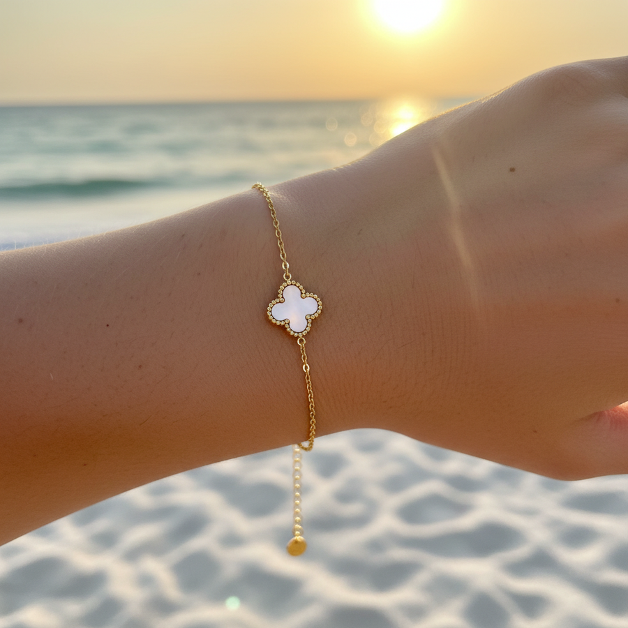Bracelet trèfle émail blanc nacré – lifestyle plage