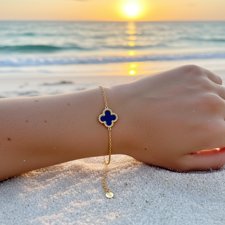 Bracelet trèfle émail bleu marine – lifestyle plage