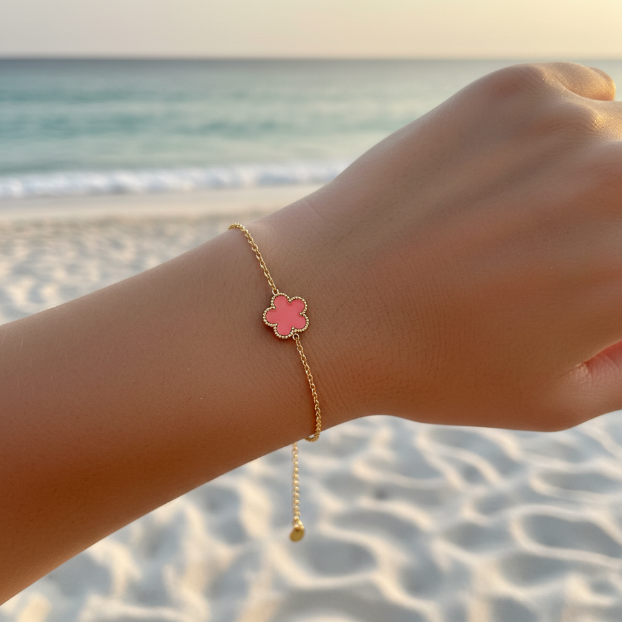 Bracelet trèfle émail rose – lifestyle plage