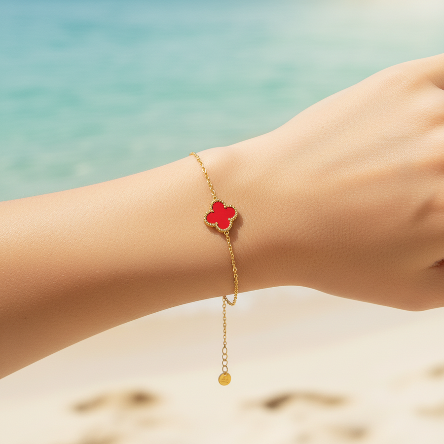 Bracelet trèfle émail rouge – lifestyle plage