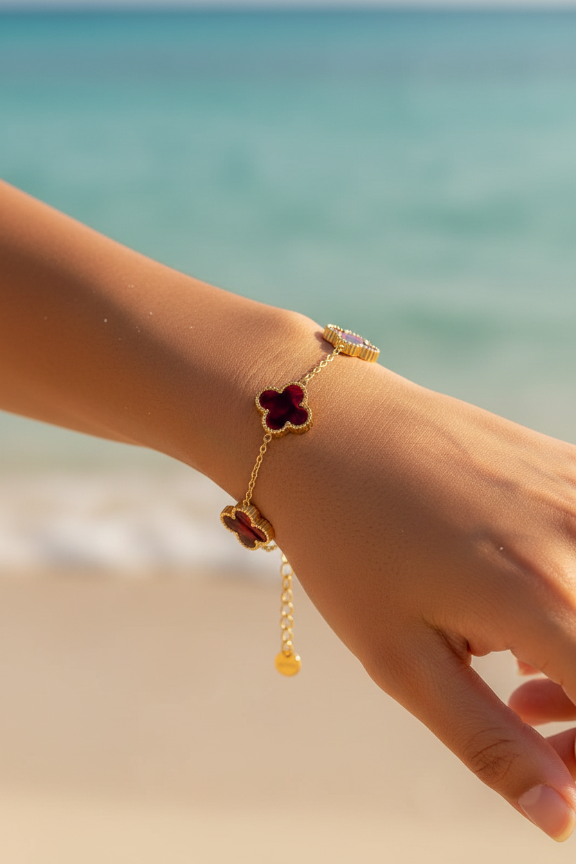 Bracelet trèfles bordeaux dorés - poignet femme indienne plage
