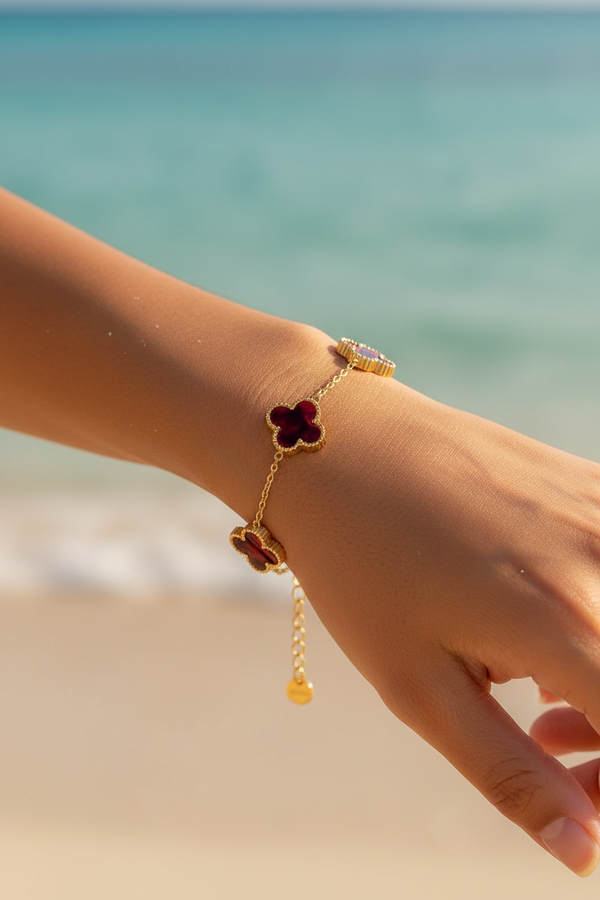 Bracelet trèfles bordeaux dorés - poignet femme indienne plage
