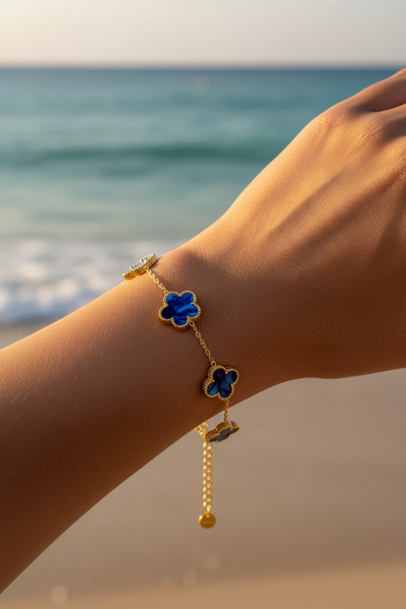 Bracelet trèfles marine - poignet femme indienne plage