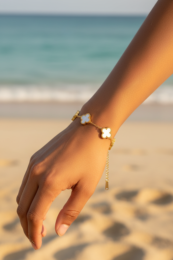 Bracelet trèfles nacre blanche - poignet femme indienne plage