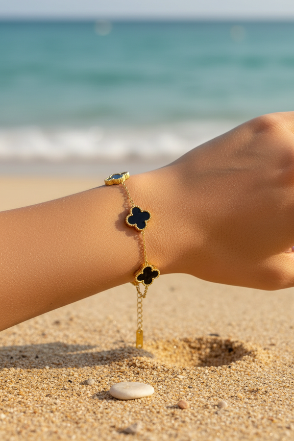 Bracelet trèfles noirs dorés - poignet plage