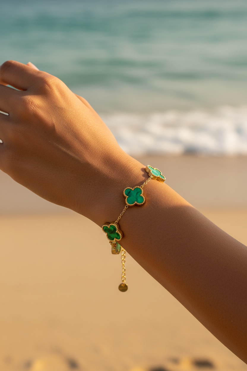 Bracelet trèfles vert émeraude - poignet femme indienne plage
