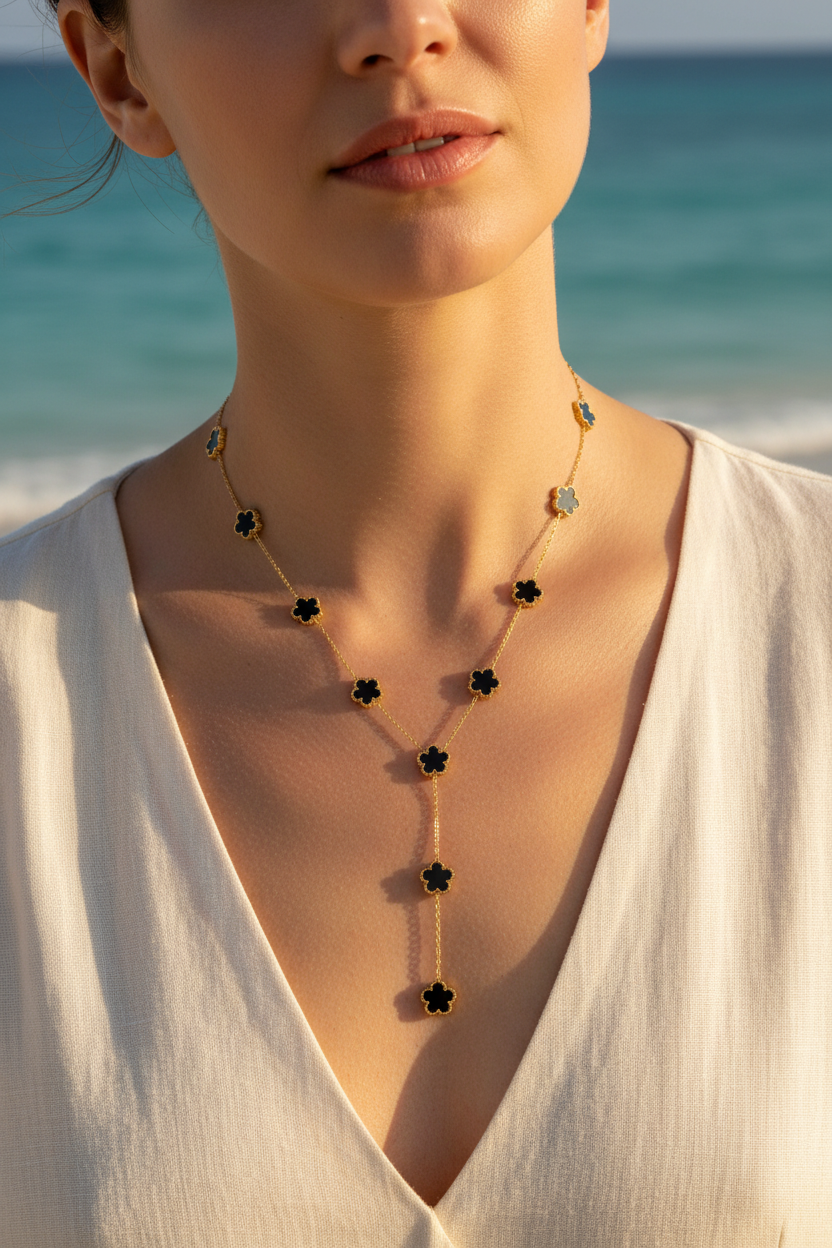 Collier Ariana - femme européenne plage
