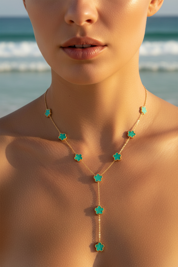 Collier Elisa - femme européenne plage