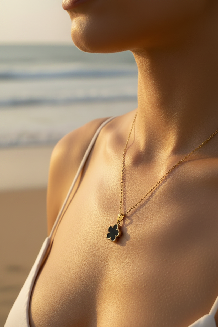 Collier fleur noire porté au bord de la plage