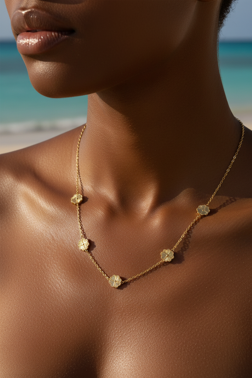 Collier Isabella - femme africaine plage