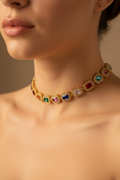 Collier multicolore porté par un mannequin
