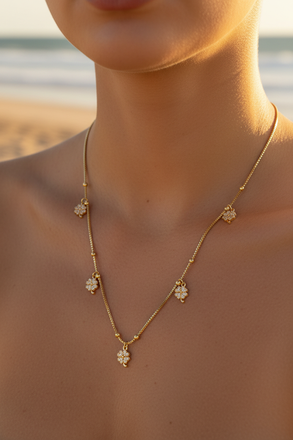 Collier trèfles simple - gros plan cou