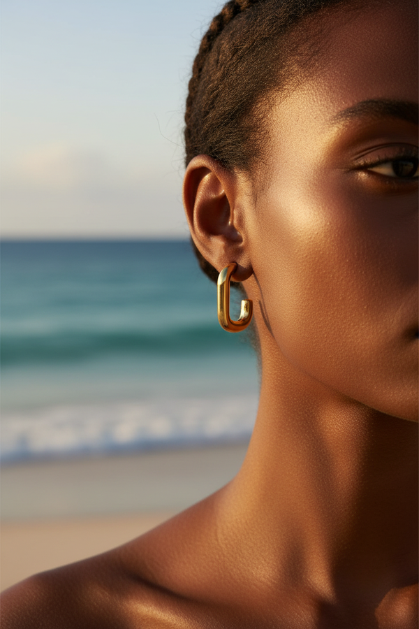 Créoles courtes fines - femme africaine plage